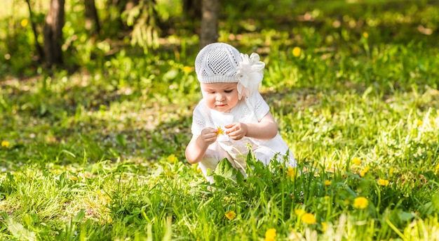 Nettes lächelndes Baby im Freien