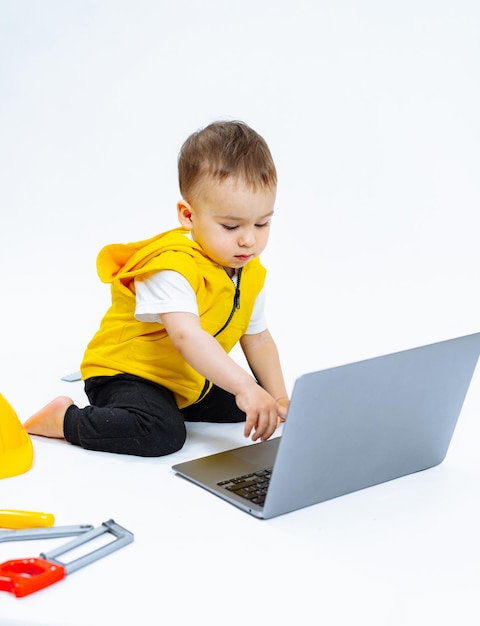 Nettes Lifestyle-Baby, das mit Laptop lernt Kleiner Junge, der am Computer spielt