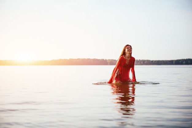 Nettes Mädchen badet im Wasser