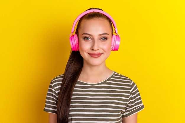 Nettes Mädchen, das das Hören von Musik genießt, drahtloser Kopfhörer, lächelnd, perfekte Lautstärke, Kopfhörerständer, heller Hintergrund