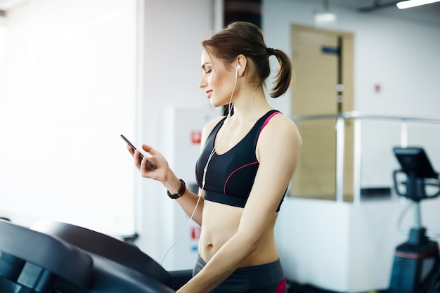 Nettes Mädchen, das im Fitnessstudio trainiert