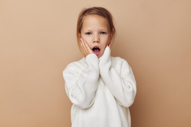 Nettes Mädchen Freude posiert Emotionen Mode Kindheit unverändert