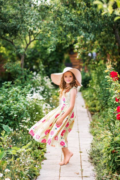 Nettes Mädchen geht in den Sommergarten