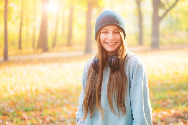 Nettes Mädchen in der herbstlichen Natur