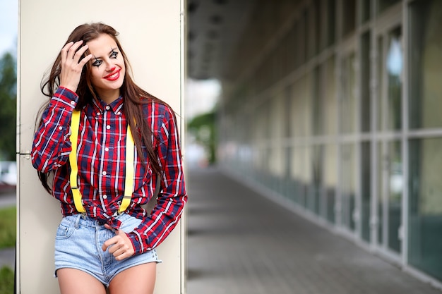 Nettes Mädchen in einem Clown-Make-up auf dem Hintergrund einer Messe und Schritte