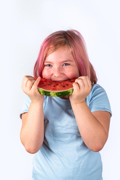 Nettes Mädchen isst Wassermelone
