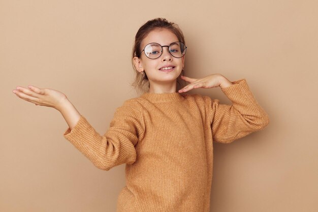 Nettes Mädchen mit Brille Emotionen Geste Hände Kindheit unverändert