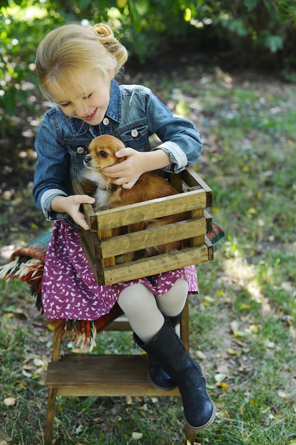 Nettes Mädchen mit einem Hund