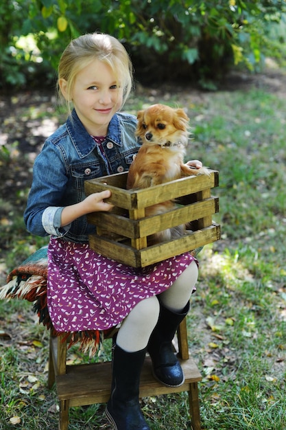 Nettes Mädchen mit einem Hund