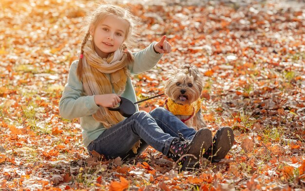 Nettes Mädchen mit Yorkshire Terrier