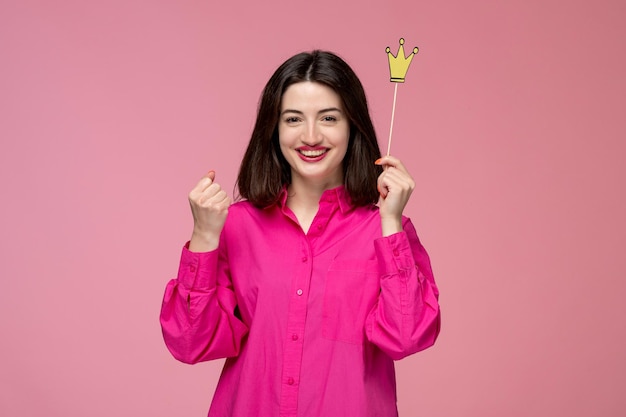 Nettes Mädchen reizende entzückende Dame mit rotem Lippenstift im rosa Hemd sehr glücklich und fröhlich