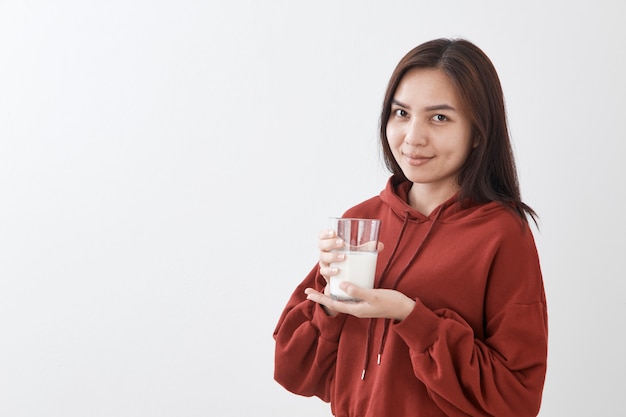 Nettes Mädchen trinkt Milch. Porträt