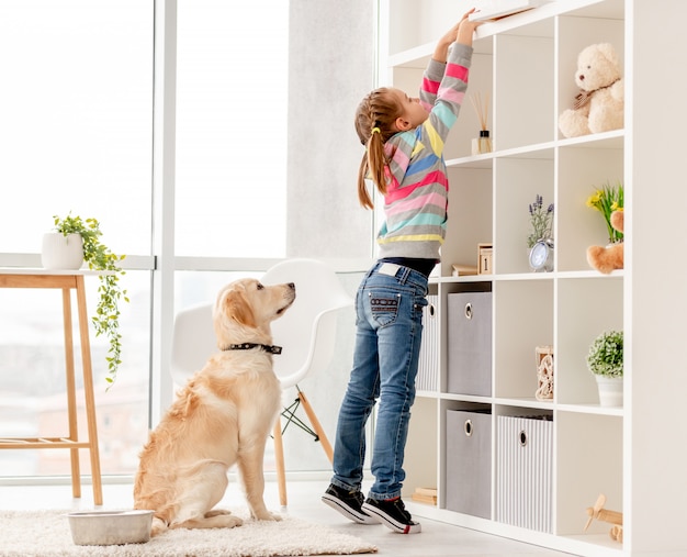 Nettes Mädchen und schöner Hund