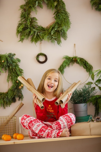 Foto nettes mädchen vor dem neuen jahr im pyjama