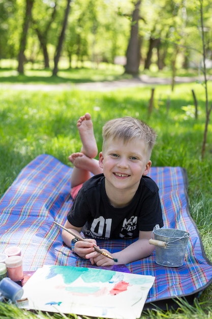 Nettes Malereibild des kleinen Jungen