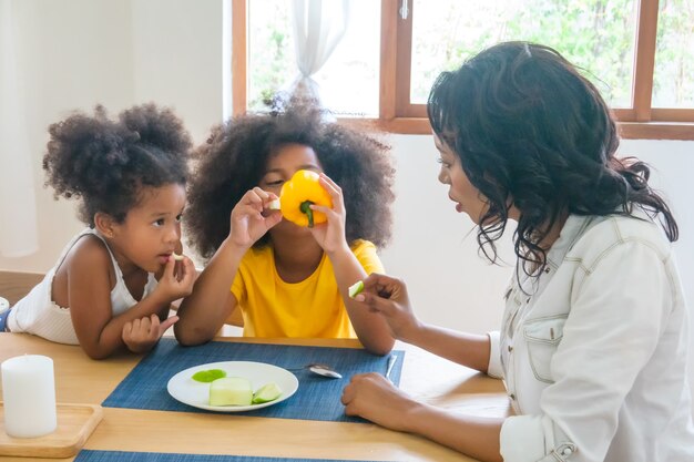 Nettes Mischlingsmädchen, das Spaß zu Hause hat Kinderunschuldskonzept