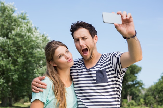 Nettes Paar im Park, der selfie nimmt