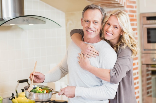 Nettes Paar in der Küche kochen