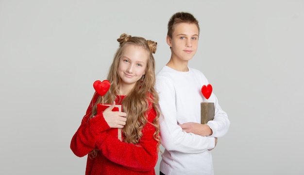 Nettes Paar verliebt in Schulkinder am Valentinstag