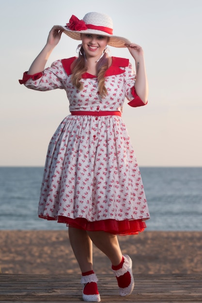 Nettes Pinupmädchen im Strand