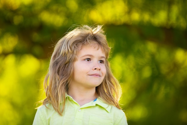 Nettes Porträt des kleinen Jungen Nahaufnahmeporträt des glücklichen Kindes draußen emotionaler kleiner Junge überraschte wenig