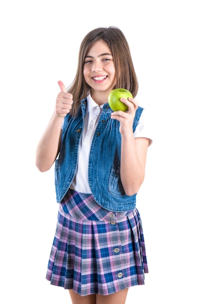 Nettes Schulmädchen mit Apfel auf Weiß