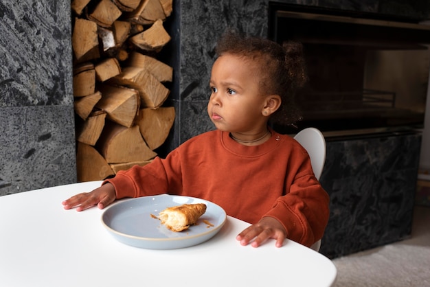 Foto nettes schwarzes baby, das sich zu hause amüsiert