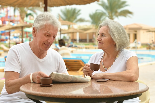 Nettes Seniorenpaar mit Kaffee im Urlaub