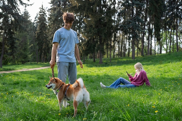 Nettes shiba inu haustier mit familie