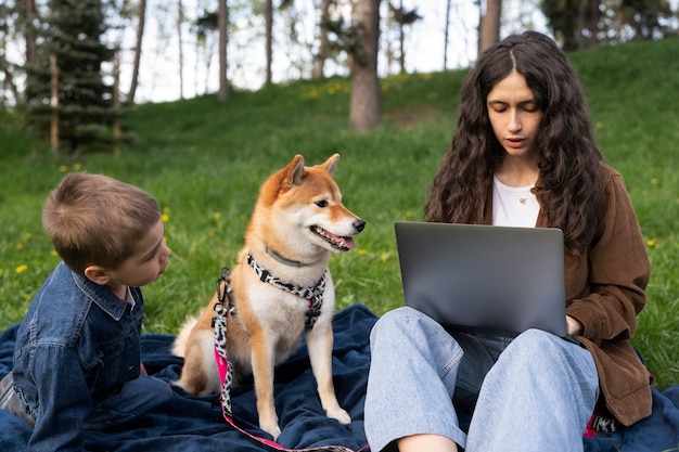 Foto nettes shiba inu haustier mit familie