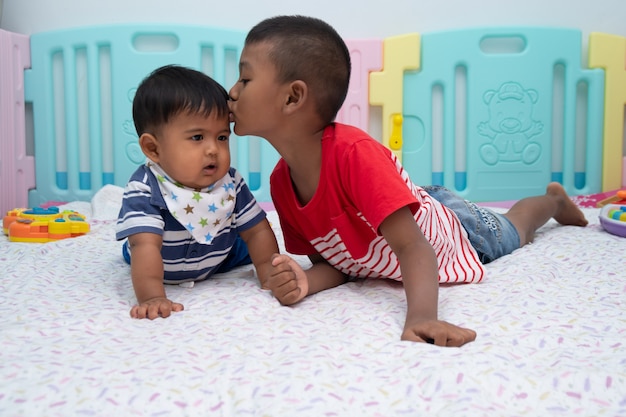 Foto nettes spiel mit zwei kleinen jungen im raum