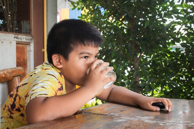 Nettes Trinkwasser des kleinen Jungen im Park