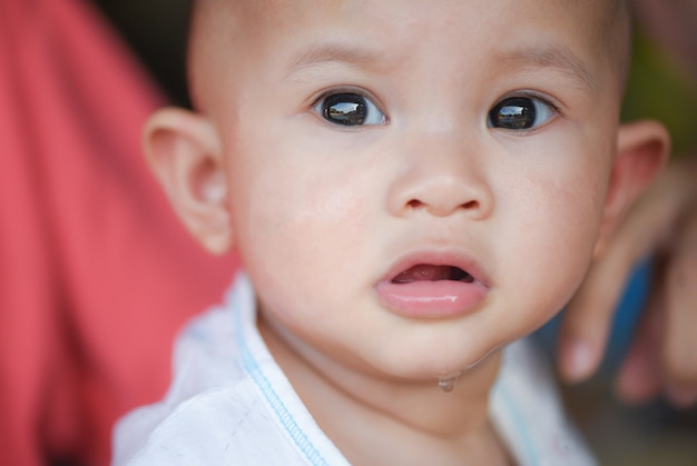 Nettes tröpfelndes Baby / das schauende und tröpfelnde Gesichtbaby-Asien-Kinderkindermädchen