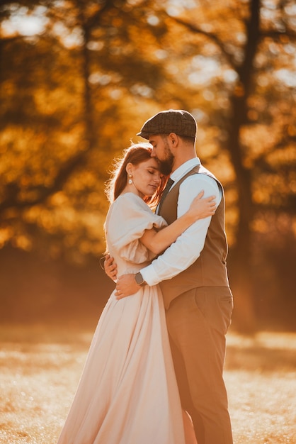 Nettes und schönes gerade verheiratetes Paar umarmend, Liebe liegt in der Luft