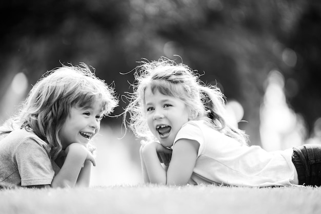 Nettes verliebtes Kinderpaar Zwei Kinder auf dem Frühlingsfeld Entzückendes glückliches Kind im Freien an einem sonnigen Tag