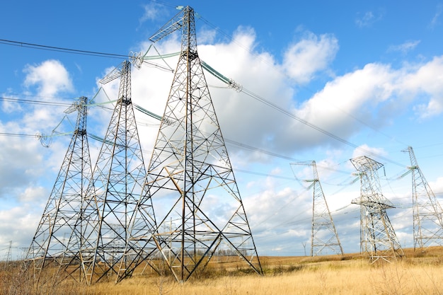 Netzwerk Elektrische Hochspannungsleitung am Himmel