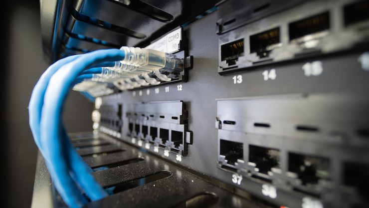 Foto netzwerk-ethernet-kabel und pfad-panel im rackschrank
