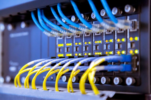 Netzwerk-Switch und Ethernet-Kabel, Rechenzentrumskonzept.