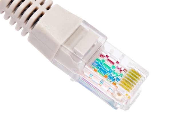 Netzwerkanschlussstecker RJ-45. Makro. Isoliert.