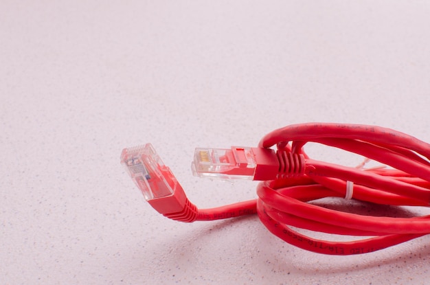 Netzwerkkabel R45 RJ45 ähnelt RJ11, außer dass die Stecker normalerweise acht Pins haben