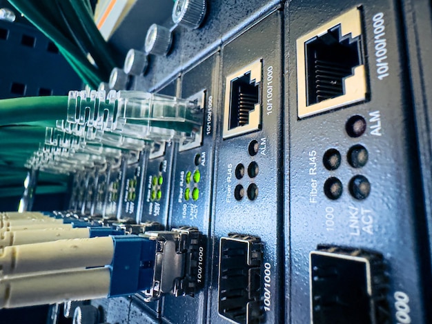 Netzwerkkommunikationsgeräte im Rechenzentrum im Server-Rack mit Glasfaser-Hub für digitale Kommunikation und InternetUnd Kabel im Big Data Center LAN-Kabel mit Mainframe verbinden