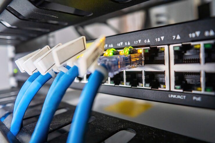 Foto netzwerkswitch und ethernetkabel im rackschrank netzwerkanschlusstechnik und verfügt über eine status-led
