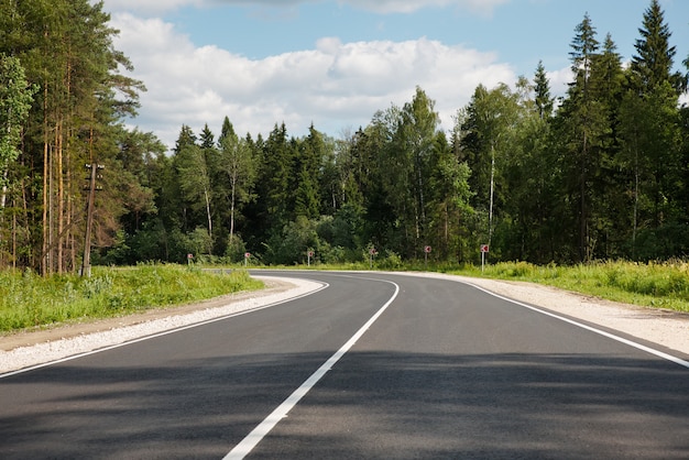 Neu asphaltierte Straße durch den Wald