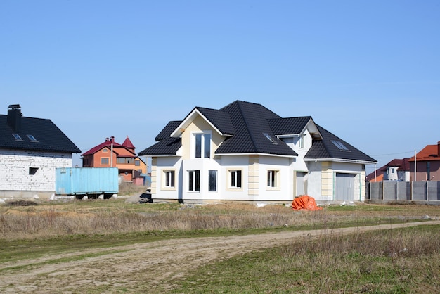 Neu gebaute Häuser in einer Wohnsiedlung