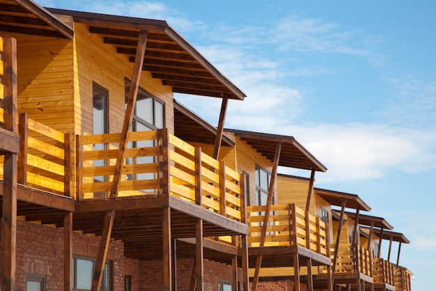 Neu gebautes zweistöckiges Stadthaus aus Holz und Backstein