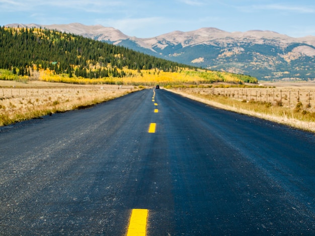 Neu gepflasterte Straße am Herbsttag in Colorado.