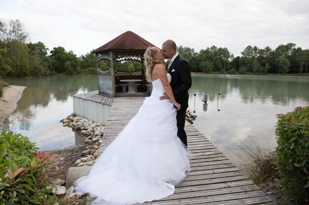 Foto neu hochzeitspaar draußen und glücklich zusammen