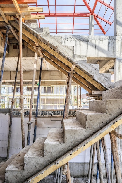 Neubauinnenraum mit Betontreppe auf der Baustelle