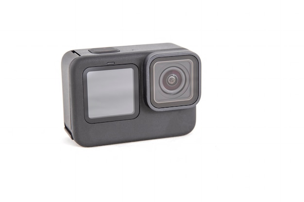 Neue 4K-Action-Kamera in schwarzer Farbe. Isolierter weißer Hintergrund.. aus der Ansicht.