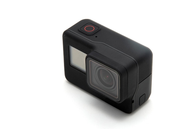 Neue 4K-Action-Kamera in schwarzer Farbe Isolierter weißer Hintergrund